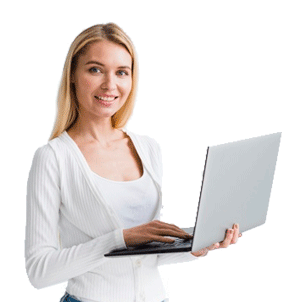 Mulher de negócios sorridente digitando em notebook de pé.