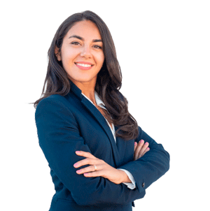 Mulher de negócios de braços cruzados sorrindo.